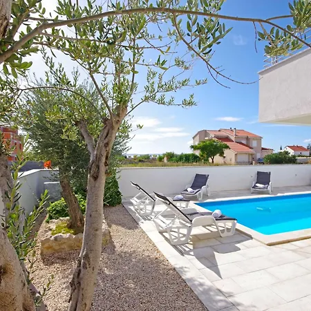 1 Laura By Interhome Appartamento