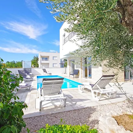 1 Laura By Interhome Appartamento