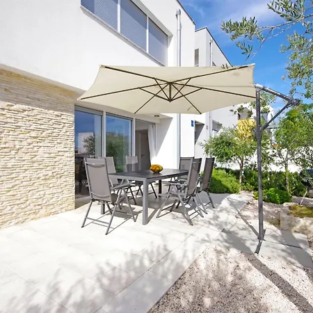 1 Laura By Interhome Appartement *